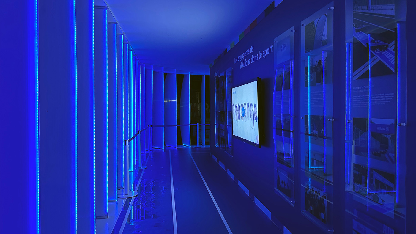 Allianz Arena — Couloir lumineux de nuit