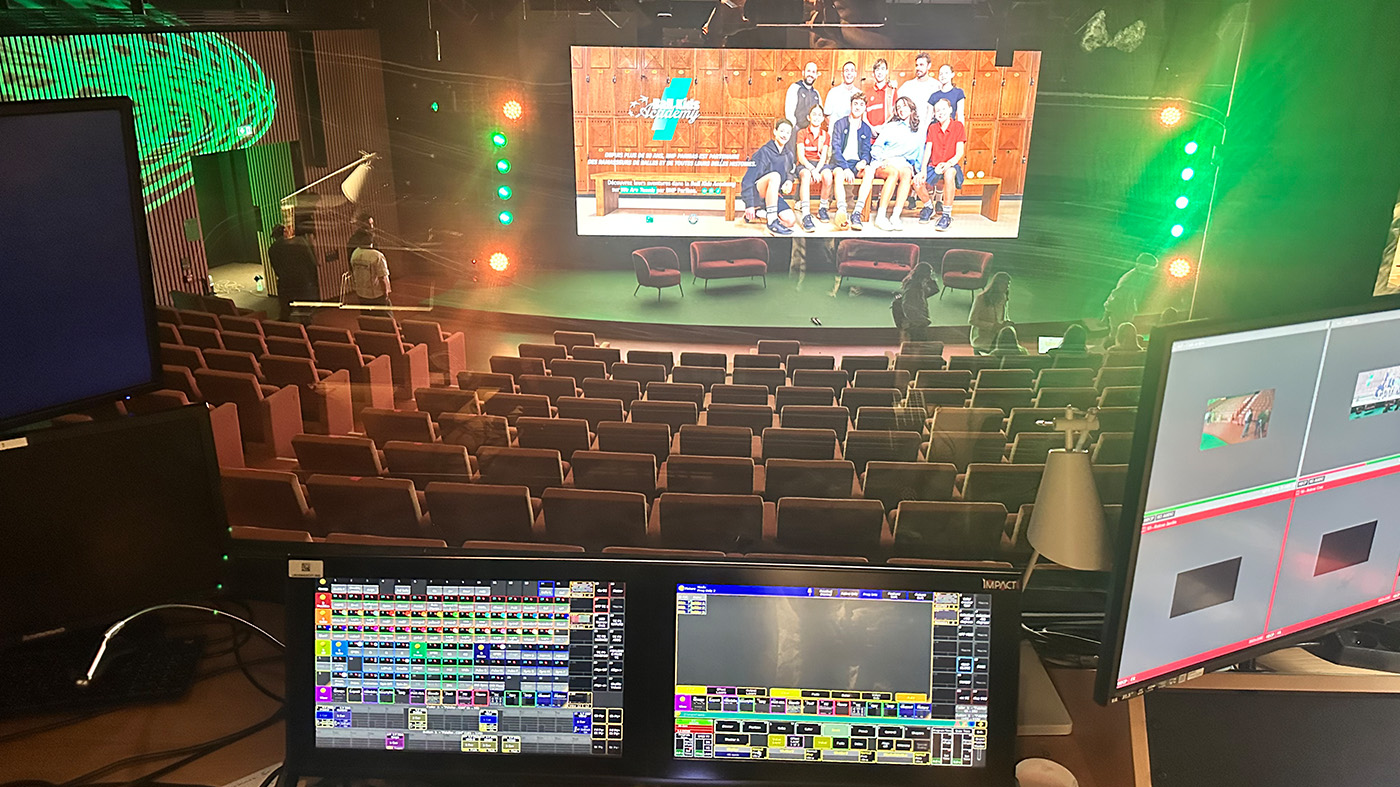 Conférence de presse Ball Kids Academy — Photo de groupe devant le logo géant