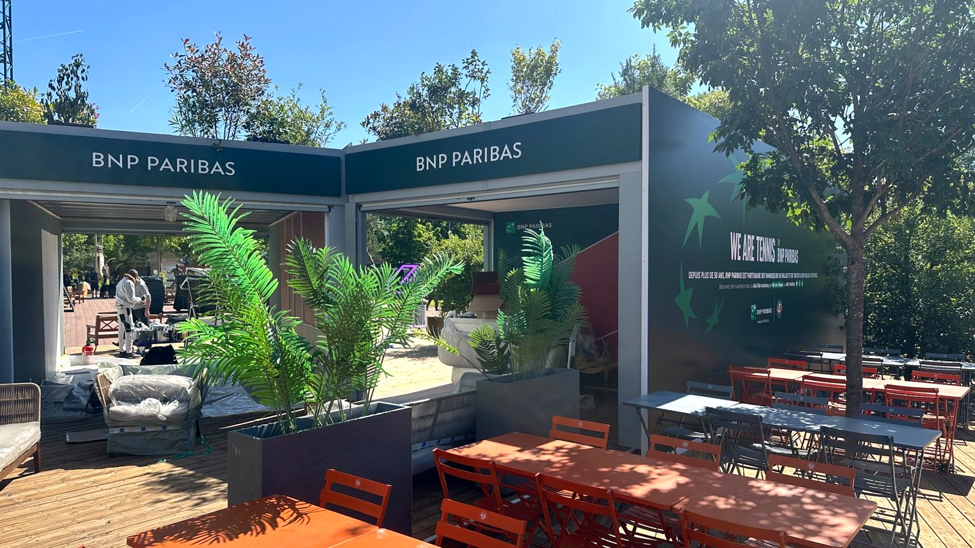 Stand BNP Paribas — Vue extérieure village Roland-Garros 2025